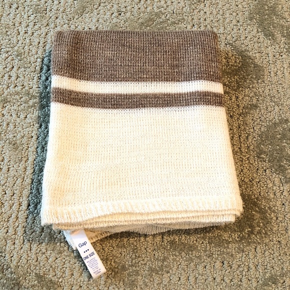 EUC GAP Knit Infinite Scarf Cream & Tan with Gold